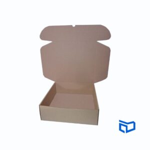 Caja de cartón e-commerce de 30x30x10 cm, con la tapa levantada, exhibiendo su contenido vacío.